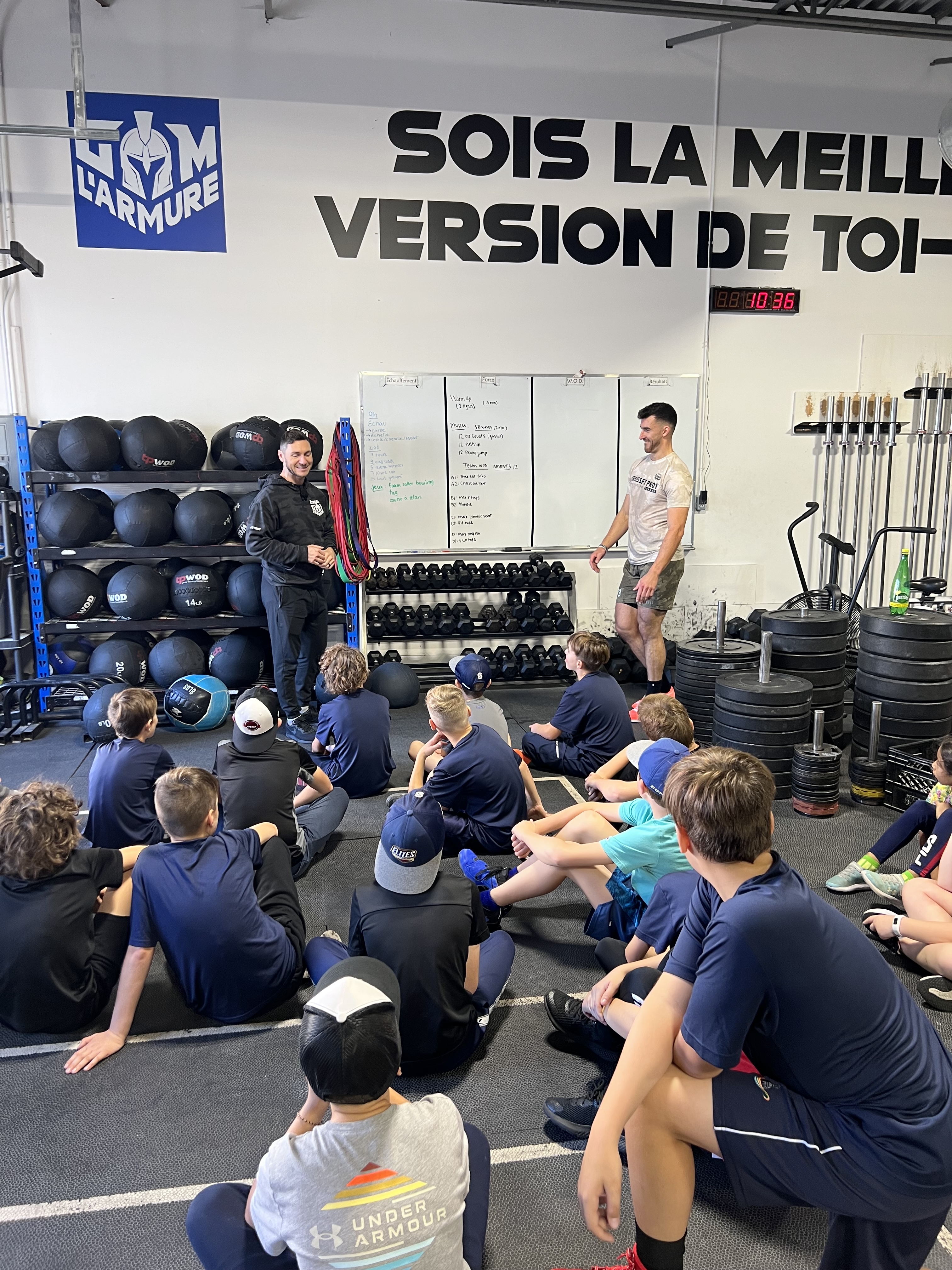 Jeunes athlètes écoutant les consignes de leurs entraîneurs