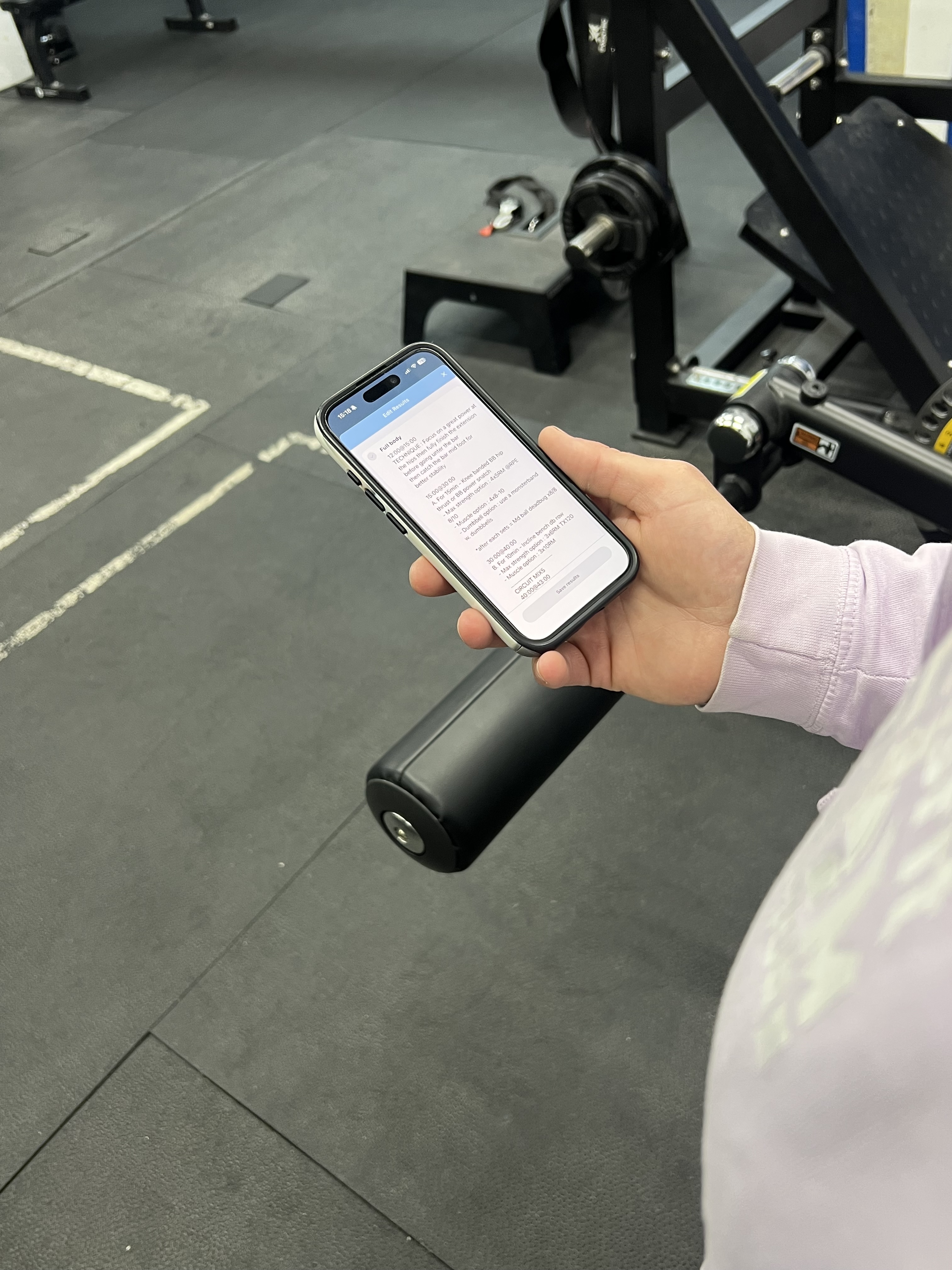 Programme d’entraînement personnalisé consulté sur un téléphone